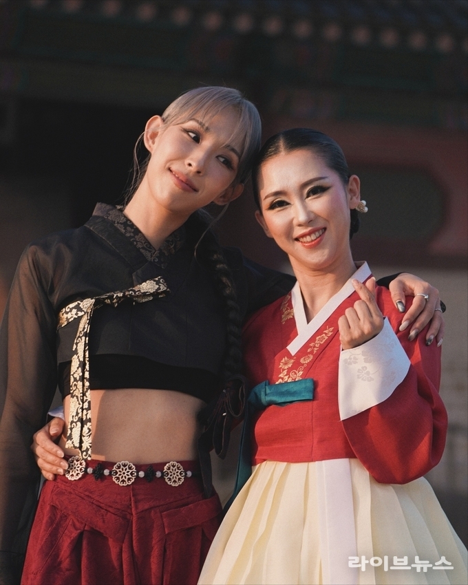 (왼쪽부터) ‘빛으로 쓰는 이야기 IN 불국사’ 프로그램에 참여해 퍼포먼스를 선보이는 딥앤댑 리더 미나명과 한국무용가 명연희.(사진=웹브라이트)