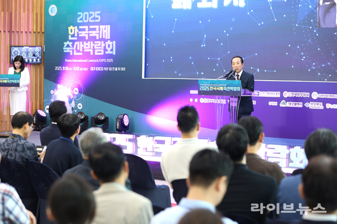 2025 한국국제축산박람회가 대구광역시 소재 엑스코에서 3일간의 일정을 마무리하고 성황리에 막을 내렸다. 이승호 조직위원장이 폐회사를 하고있다.