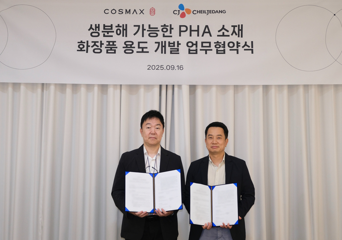 16일 경기도 성남시 코스맥스 판교 사옥에서 진행된 업무 협약식에서 (좌측부터) 강승현 코스맥스 R&I유닛장, 정혁성 CJ제일제당 BMS(Biomaterials)본부장이 기념 촬영을 하고 있다.