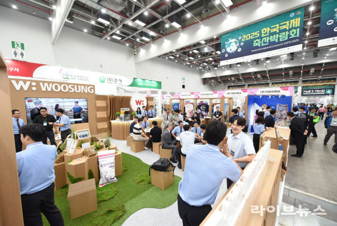 우성사료는 ‘환경과 함께, 내일을 위해(With Nature For Tomorrow)’를 주요 비전으로 제시하고 100% 재활용이 가능한 친환경 종이부스와 환경보호와 재활용을 주요 컨셉으로 한 이벤트와 행사를 선보여 ESG 경영 실천을 직접적으로 강조했다.