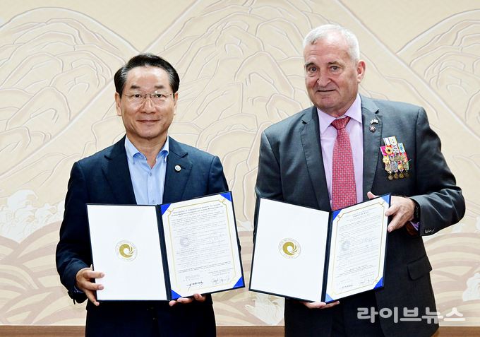 유정복 인천시장(왼쪽)이 시청 접견실에서 열린 인천시-더글라스 맥아더 재단 MOU 체결식에서 조셉 레인스 주니어 더글라스 맥아더 재단 대표이사와 협약을 체결하고 있다.(사진=인천시)
