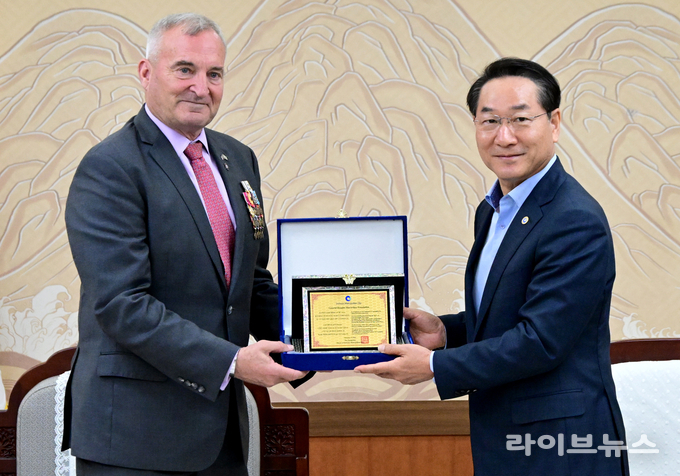 유정복 인천시장(오른쪽)이 시청 접견실에서 열린 인천시-더글라스 맥아더 재단 MOU 체결식에서 조셉 레인스 주니어 더글라스 맥아더 재단 대표이사와 기념촬영을 하고 있다.(사진=인천시)