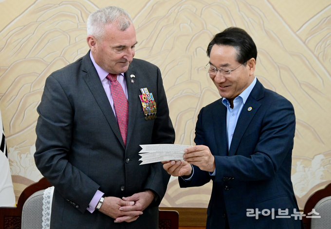 유정복 인천시장(오른쪽)이 시청 접견실에서 열린 인천시-더글라스 맥아더 재단 MOU 체결식에서 조셉 레인스 주니어 더글라스 맥아더 재단 대표이사와 환담을 나누고 있다.(사진=인천시)