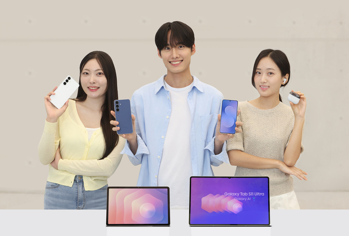 삼성전자 모델이 19일 국내 출시하는 '갤럭시 S25 FE', '갤럭시 탭 S11 시리즈', '갤럭시 버즈3 FE'를 소개하는 모습