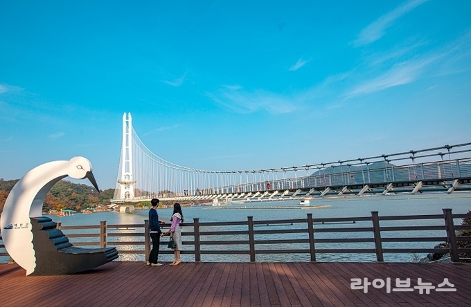 예당호 출렁다리 전경.
