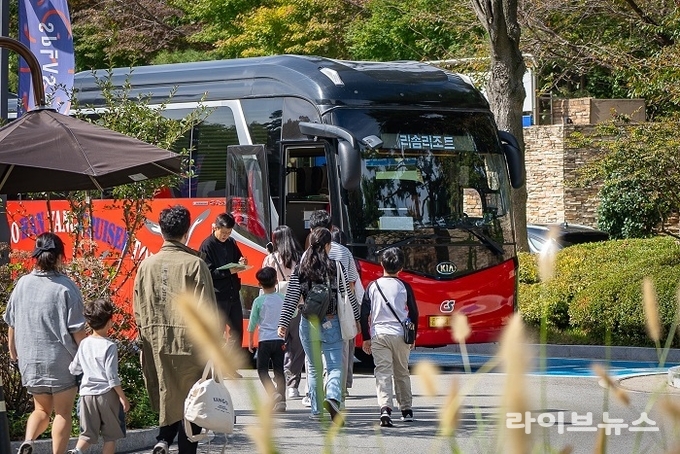 지난해 예산명소 시티투어 버스에 참가자들이 탑승하고 있는 모습.