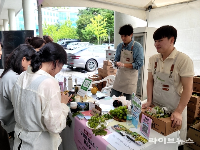 농림수산식품교육문화정보원은 ‘청년의 날’을 맞아 18일, 정부세종청사에서 ‘청년농부 세종정부청사 농산물 판매전’을 개최했다.