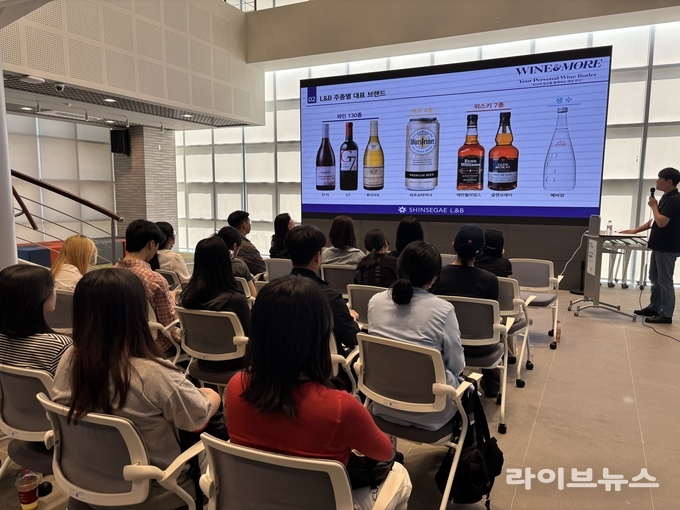 인천대학교 대학일자리플러스센터가 학산도서관과 INU Cube에서 2025 INU 잡콘서트 톡톡을 열고 지역 청년들을 위한 맞춤형 채용 상담과 취업 기회를 제공했다.(사진=인천대학교)
