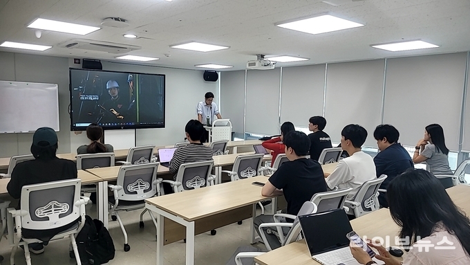 인천대학교 대학일자리플러스센터가 학산도서관과 INU Cube에서 2025 INU 잡콘서트 톡톡을 열고 지역 청년들을 위한 맞춤형 채용 상담과 취업 기회를 제공했다.(사진=인천대학교)
