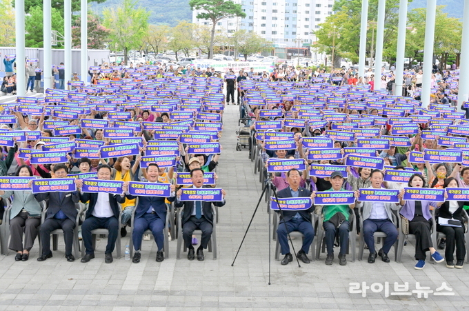 순창미래발전협의회가 일품공원 야외광장에서 농촌기본소득 순창군 유치 범군민 포럼을 진행하고 있다.(사진=순창군)