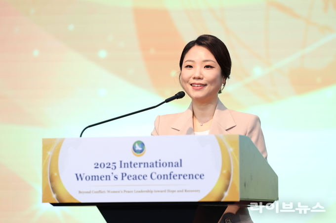 전나영 ㈔세계여성평화그룹(IWPG) 대표가 청주 엔포드호텔에서 열린 2025 세계여성평화 콘퍼런스에서 개회사를 하고 있다.(사진=IWPG)