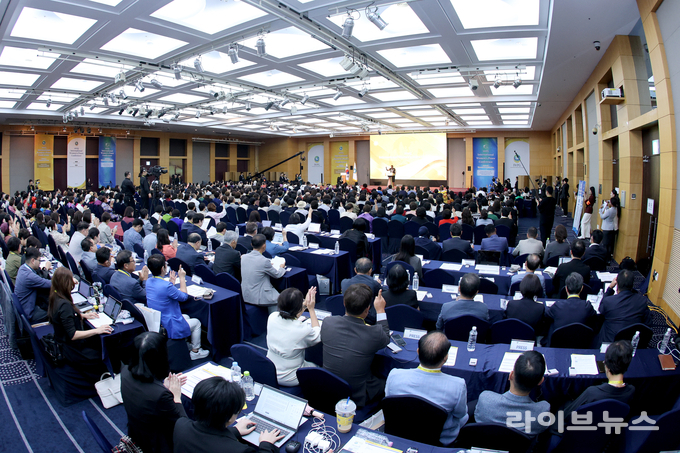 청주 엔포드호텔에서 IWPG 주최로 열린 2025 세계여성평화 콘퍼런스에서 참석자들이 발제자의 말에 귀를 기울이고 있다.(사진=IWPG)