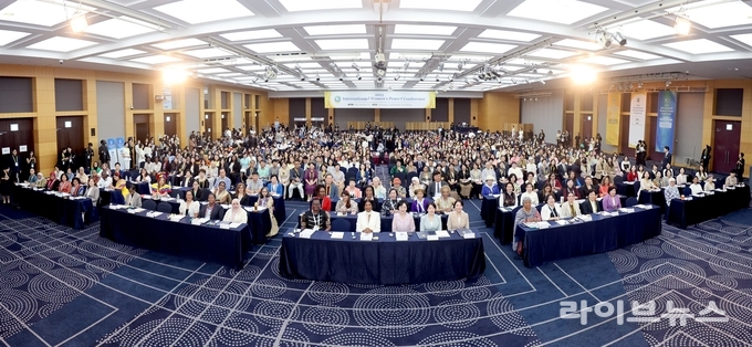 청주 엔포드호텔에서 IWPG 주최로 열린 2025 세계여성평화 콘퍼런스에서 참석자들이 기념촬영을하고 있다.사진=IWPG)