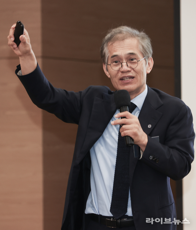 연세대 국제캠퍼스 이종수 부총장이 인천국제미디어콘퍼런스에서 기조연설을 하고 있다.(사진=미디어경인 인천국제미디어콘퍼런스사무국)