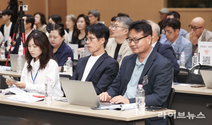 류동익 네덜란드 카톨릭방송 서울특파원 등 콘퍼런스에 참여한 미디어 종사자들이 기조연설 내용을 경청하고 있다.(사진=미디어경인 인천국제미디어콘퍼런스사무국)