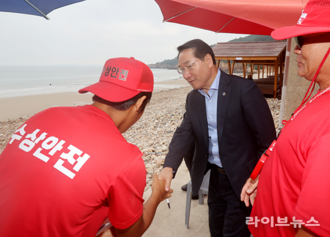 유정복 인천시장이 옹진군 연평면 구리동해수욕장을 방문해 안전상황을 점검하고 있다.(사진=인천시)