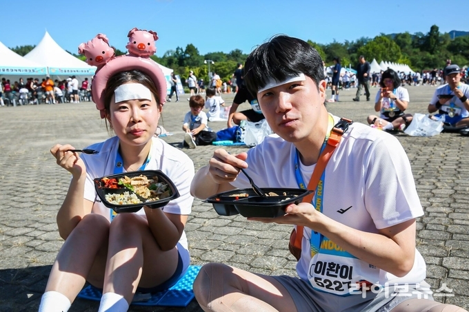 한돈 삼겹구이, 한돈 불고기, 라드유 볶음밥으로 구성된 ‘한돈 도시락’을 먹으며 휴식을 취하는 참가자.