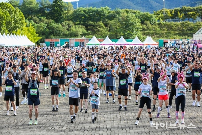 ‘2025 한돈런’ 참가자들이 치어리더와 함께 출발 전 준비운동을 하고 있다.