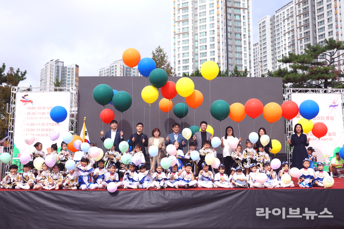 인천중구의회가 영유아 페스티벌 ‘놀GO 웃GO’에 참석해 영유아와 가족들을 응원하는 자리를 함께했다.(사진=인천중구의회)