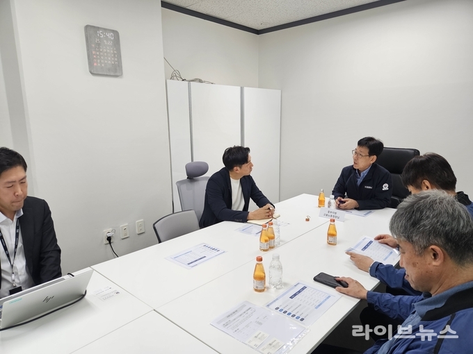 중부고용노동청장이 체불 취약 사업장 대상 체불 예방 현장 지도를 하고 있다.(사진=중부고용노동청)