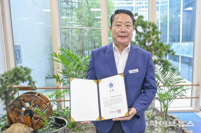 최영일 순창군수가 제6회 한국문화가치대상에서 지자체 우수상 표창을 들고 기념촬영을 하고 있다.(사진=순창군)