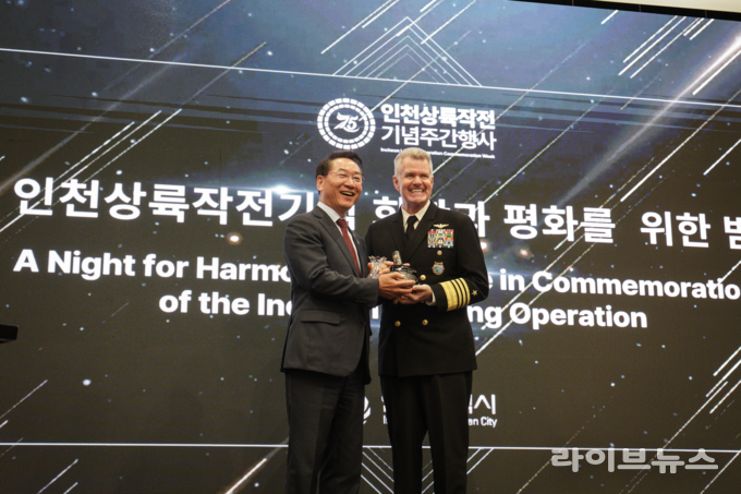 사무엘 파파로 미국 인도‧태평양 사령관 기념사진.(사진=인천시)