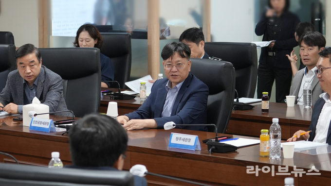 (가운데 왼쪽부터 두번째)전국 공항세관 협의체 실무회의중인 김종호 인천공항본부세관장의 모습.(사진=인천공항세관)