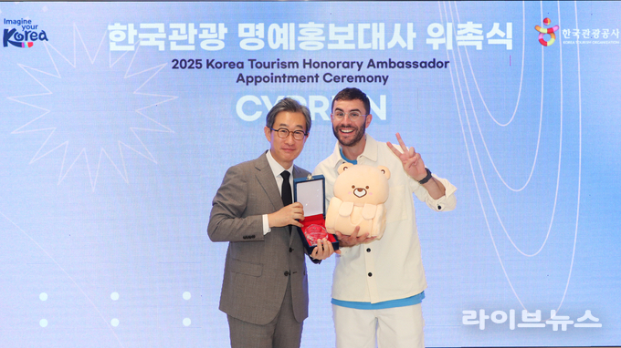 한국관광 명예홍보대사 위촉식(왼쪽 김남천 관광콘텐츠전략본부장 직무대리, 오른쪽 크리에이터 시프리앵