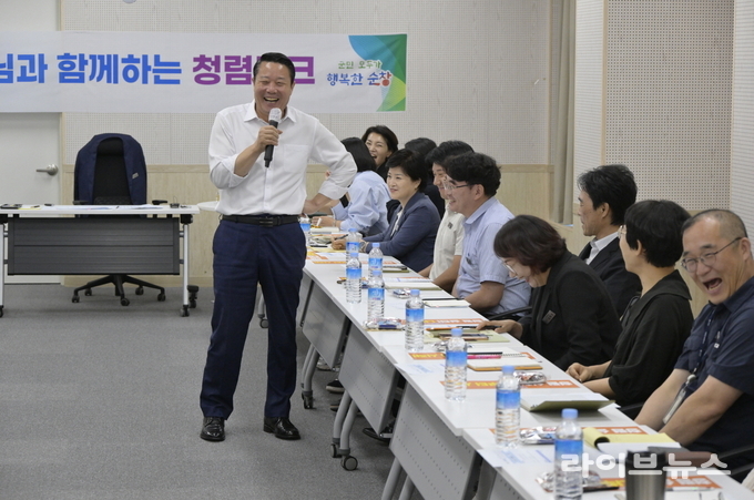 최영일 순창군수가 청렴한 조직문화 확산을 위한 토크를 진행하고 있다.(사진=순창군)