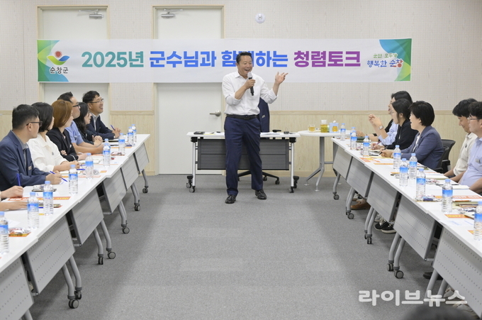 최영일 순창군수가 청렴한 조직문화 확산을 위한 토크를 진행하고 있다.(사진=순창군)