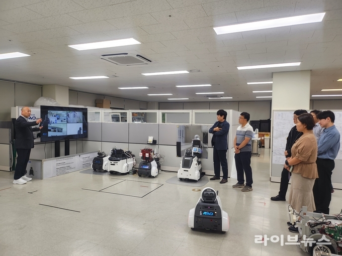 인천지방조달청이 지역 내 혁신기업 성장을 지원하고 공공기관의 혁신제품 구매를 촉진하기 위해 ㈜세오 로보틱스를 방문했다.(사진=인천지방조달청)