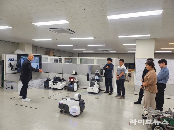 인천지방조달청이 지역 내 혁신기업 성장을 지원하고 공공기관의 혁신제품 구매를 촉진하기 위해 ㈜세오 로보틱스를 방문했다.(사진=인천지방조달청)
