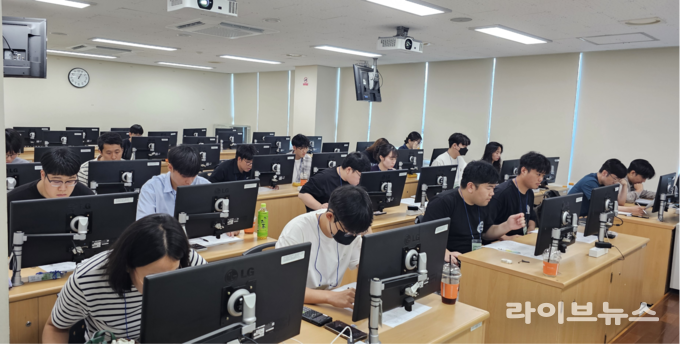 한국폴리텍대학 남인천캠퍼스 스마트기계설계과가 제18회 뿌리기술경기대회 소성가공 스마트설계 경진대회에서 우수한 성적을 거뒀다.(사진=한국폴리텍대학 남인천캠퍼스)