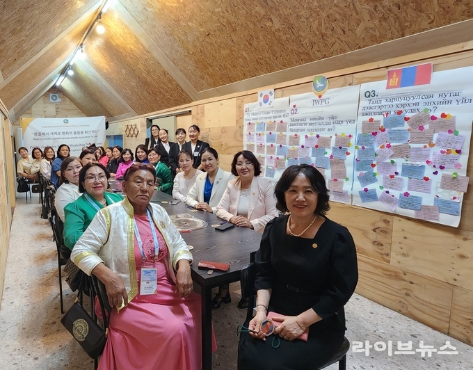 기념 촬영을 하고 있는 모습.(사진=IWPG)