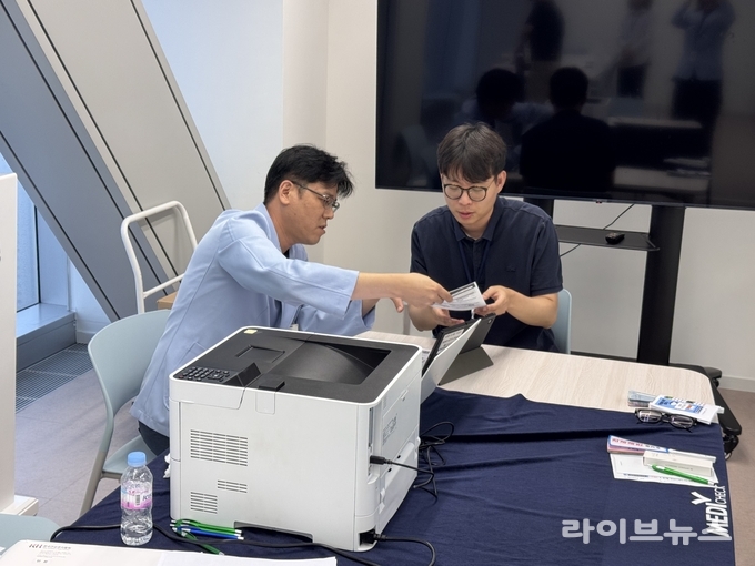 한국건강관리협회 인천시지부가 송도에 위치한 재외동포청에서 공무원을 대상으로 건강캠페인을 진행했다.(사진=한국건강관리협회 인천시지부)