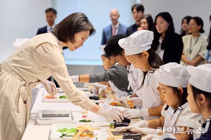 농림축산식품부와 한국농수산식품유통공사는 지난 24일 뉴욕총영사관과 함께 맨해튼에 위치한 코리아소사이어티(The Korea Society)에서 김혜경 여사와 한국학교 어린이들이 참가한 가운데 K-푸드 김밥만들기 쿠킹클래스를 개최했다.