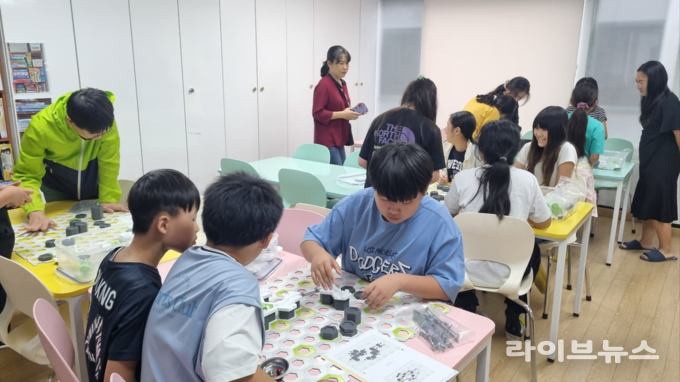 청소년들이 창의융합 진로교육 프로그램을 참여하고 있다.(사진=인천대학교)
