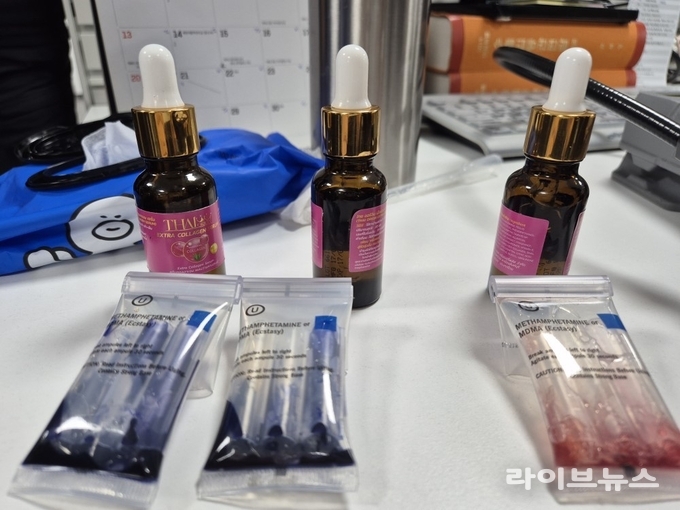 메트암페타민 간이키트 검사.(사진=인천공항세관)
