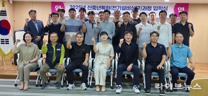 한국폴리텍대학 광명융합기술교육원이 신중년특화과정 입학식을 진행하고 기념촬영을 하고 있다.(사진=한국폴리텍대학 광명융합기술교육원)