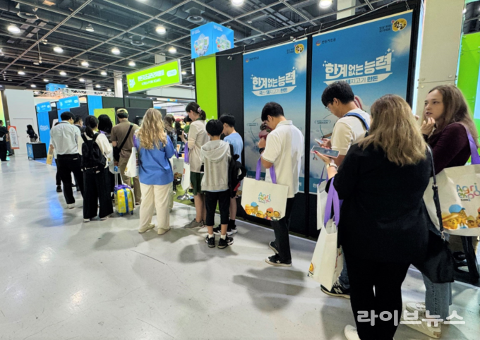 지난 9월 25일부터 28일까지 열린 ‘2025 대한민국 농업박람회’의 개막 첫날부터 한돈 홍보부스를 찾는 관람객의 발길이 길게 이어졌다.
