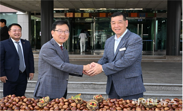 <strong>'우리 농축임산물 애용 캠페인' 행사</strong><br>
(왼쪽) 한상배 해썹인증원장, (오른쪽) 최원철 공주시장