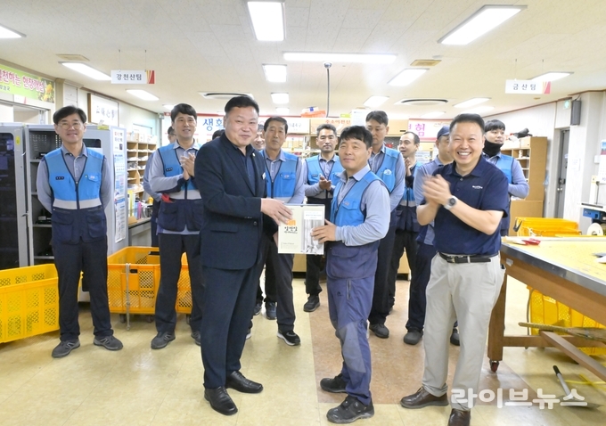 순창군의회가 추석 명절을 앞두고 물류 업무로 분주한 집배원들을 격려하고자 순창우체국을 방문했다.(사진=순창군의회)