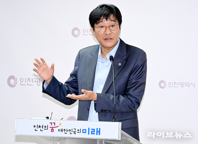 신병철 보건복지국장이 시청 브리핑룸에서 보건복지국 소관 현안과 관련해 기자브리핑을 하고 있다.(사진=인천시)