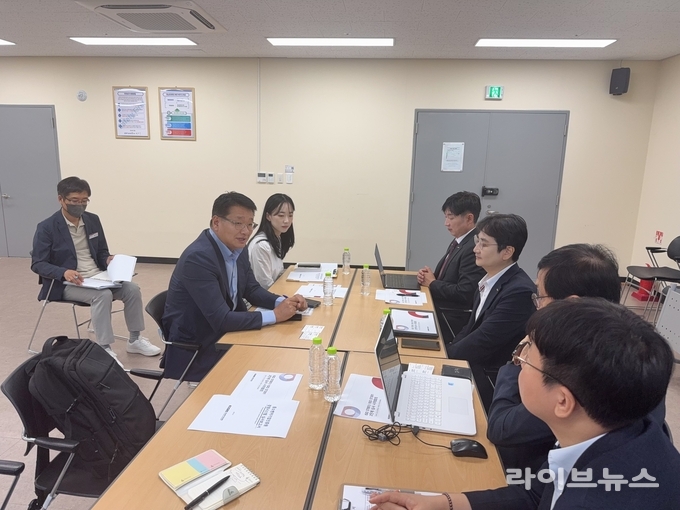 최원기 경남로봇랜드재단 원장(왼쪽)이 중소벤처기업인증원의 ISO 37001(부패방지경영시스템) 및 ISO 37301(규범준수경영시스템) 통합 인증 심사에서 경영자 면담을 통해 청렴·윤리경영에 대한 리더십 의지를 밝히고 있다.(사진=중소벤처기업인증원)