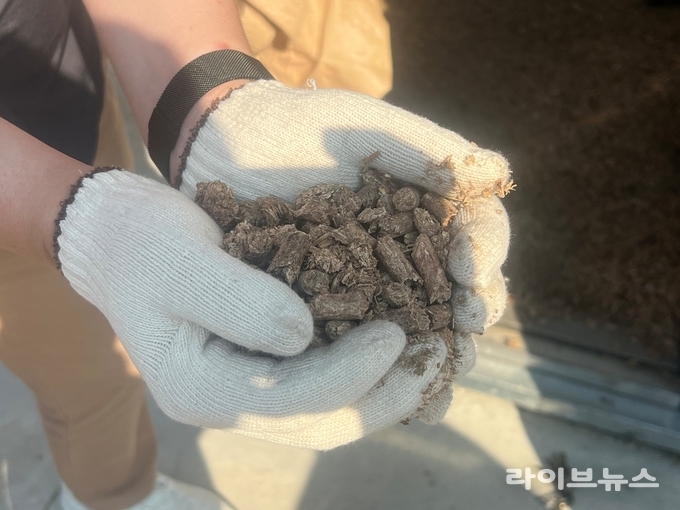 한국농업기술진흥원은 충남대학교 이상민 교수팀과 함께 커피박과 특화 미생물을 활용해 우분을 고체연료로 전환하고 축산 악취를 저감하는 실증을 추진하고 있다. 사진은 우분고체(펠렛화).