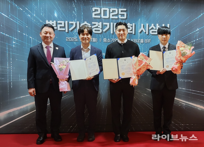 한국폴리텍대학 남인천캠퍼스 스마트표면처리학과가 제33회 한국표면처리 기술경기대회에서 재학생 12명이 우수한 성과를 거뒀다.(사진=한국폴리텍대학 남인천캠퍼스)
