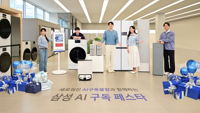 삼성전자 모델이 삼성스토어 서초점에서 최신 가전 제품을 부담없이 구독할 수 있는 'AI 구독 페스타'를 소개하고 있다.