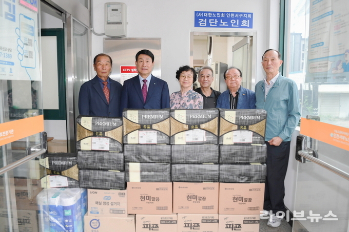 송병억 수도권매립지관리공사 사장(왼쪽에서 두번째)이 인천 서구 사회복지시설인 검단노인회를 방문해 명절 위문품을 전달하며 따뜻한 마음을 나누고 있다.(사진=수도권매립지관리공사)