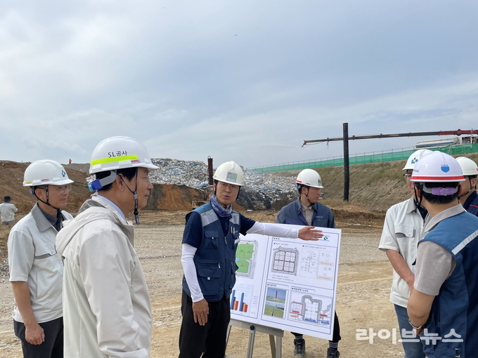 송병억 수도권매립지관리공사 사장(왼쪽에서 첫번째)이 임직원과 함께 수도권매립지 통합계량대에서 폐기물 운반차량 기사에게 명절 위문품을 전달하며 기념촬영을 하고 있다.(사진=수도권매립지관리공사)