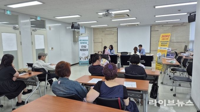 한국건강관리협회 인천시지부가 인천장기요양요원지원센터에서 종사자들을 대상으로 건강캠페인을 진행했다.(사진=한국건강관리협회 인천시지부)